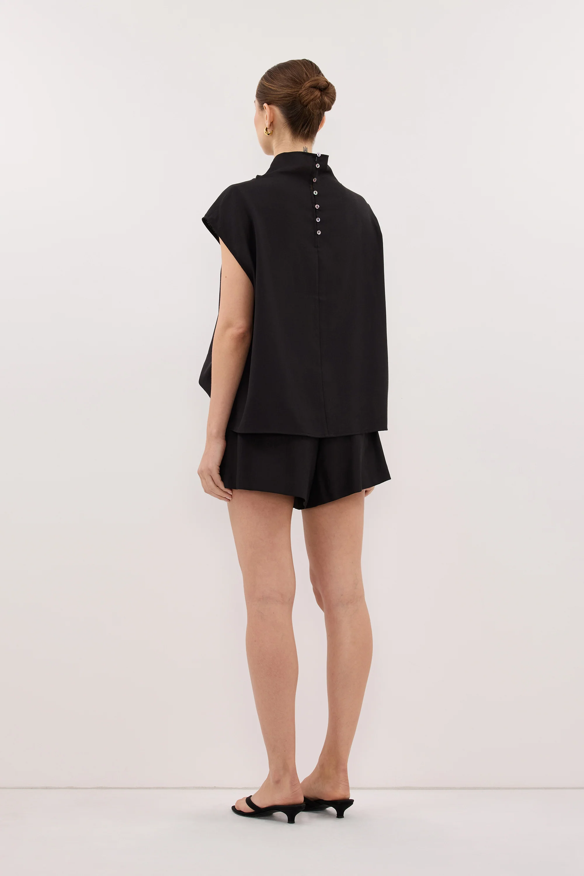 CALIA BLACK DRAWSTRING SHORT - Image 4