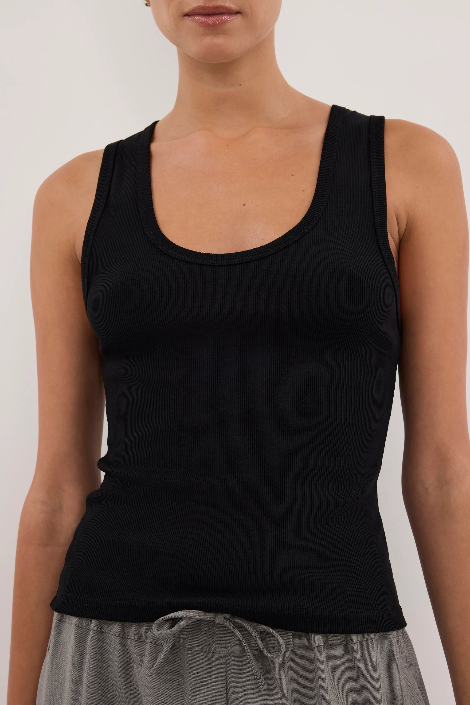 CLARA BLACK SCOOP NECK TANK TOP - Image 5