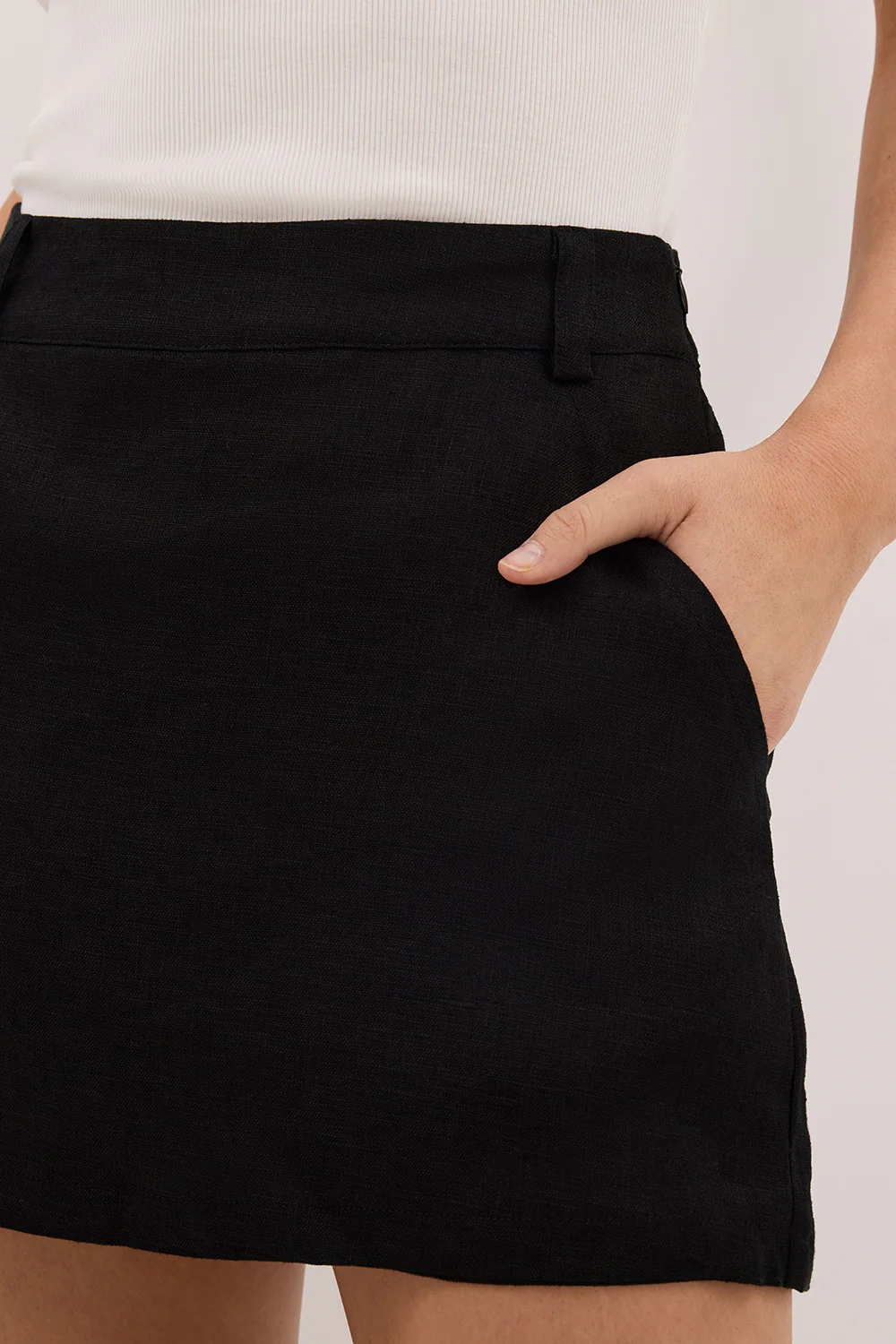 EVIE BLACK LINEN SKORT - Image 4