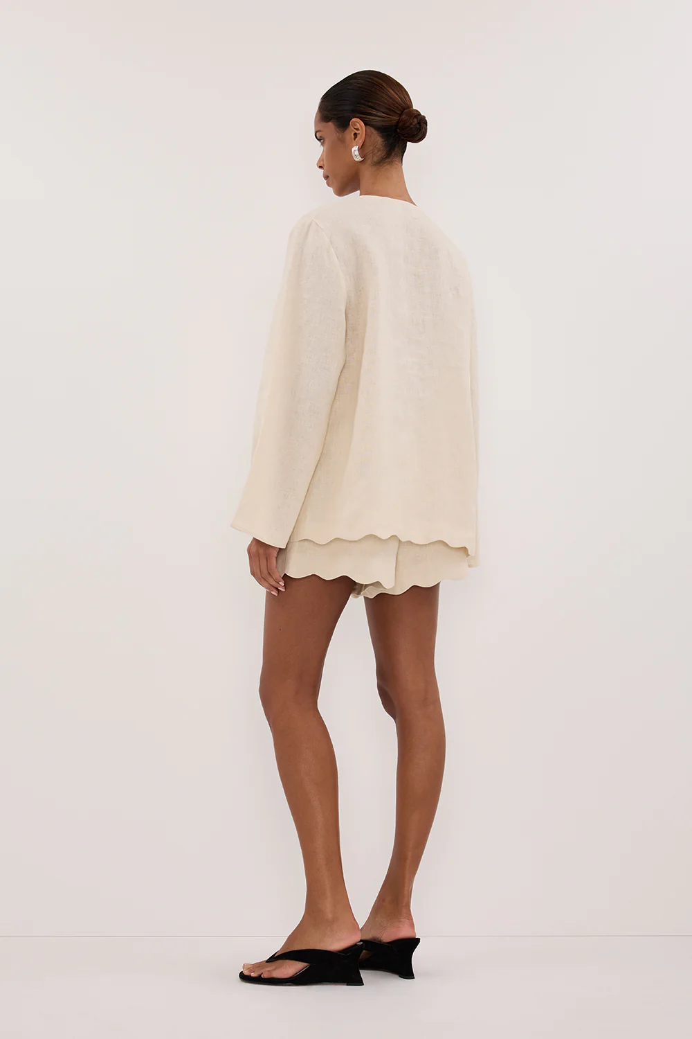 LELA SANDSTONE LINEN SHORT - Image 3