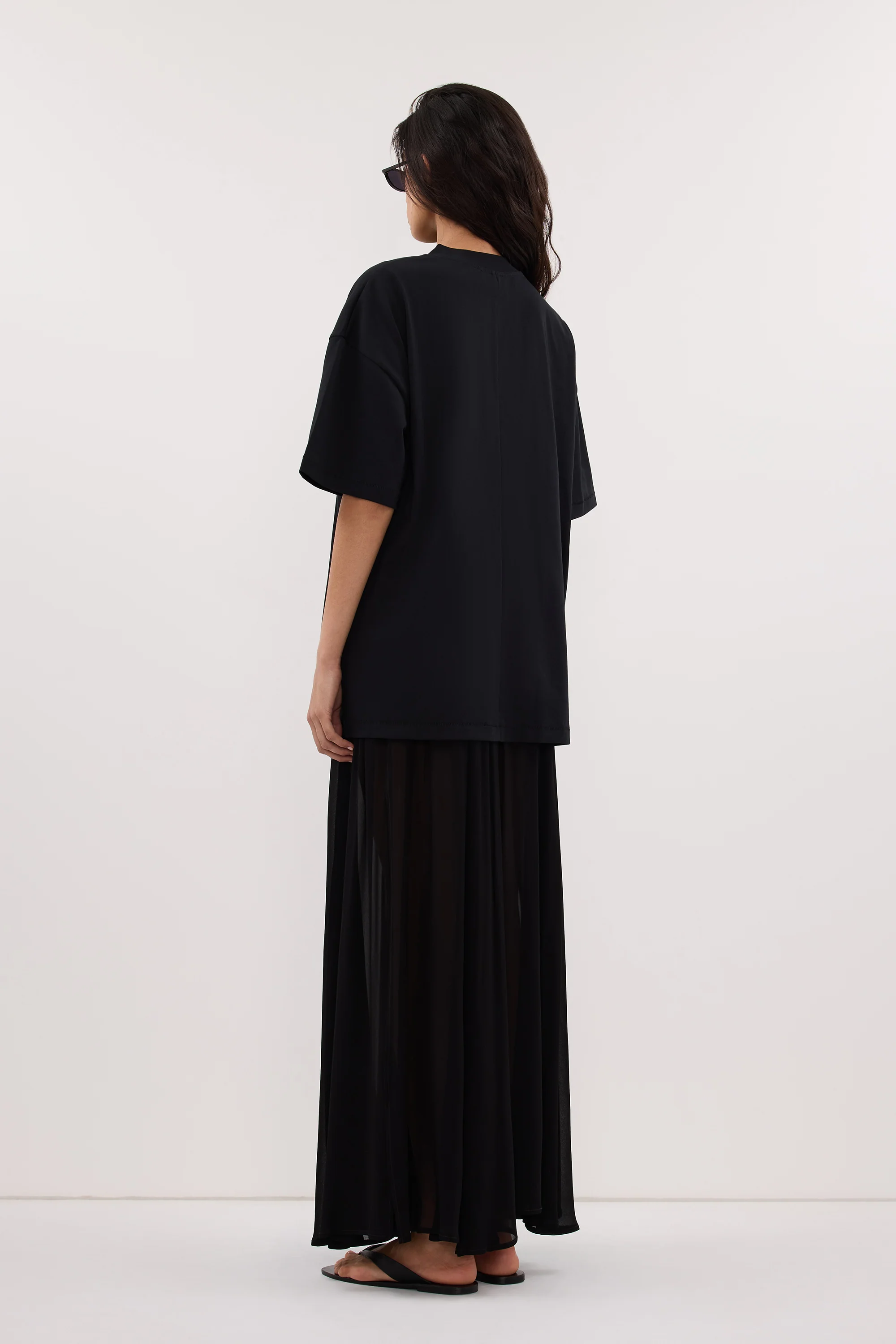 SLOANE BLACK COTTON LONGLINE TEE - Image 4