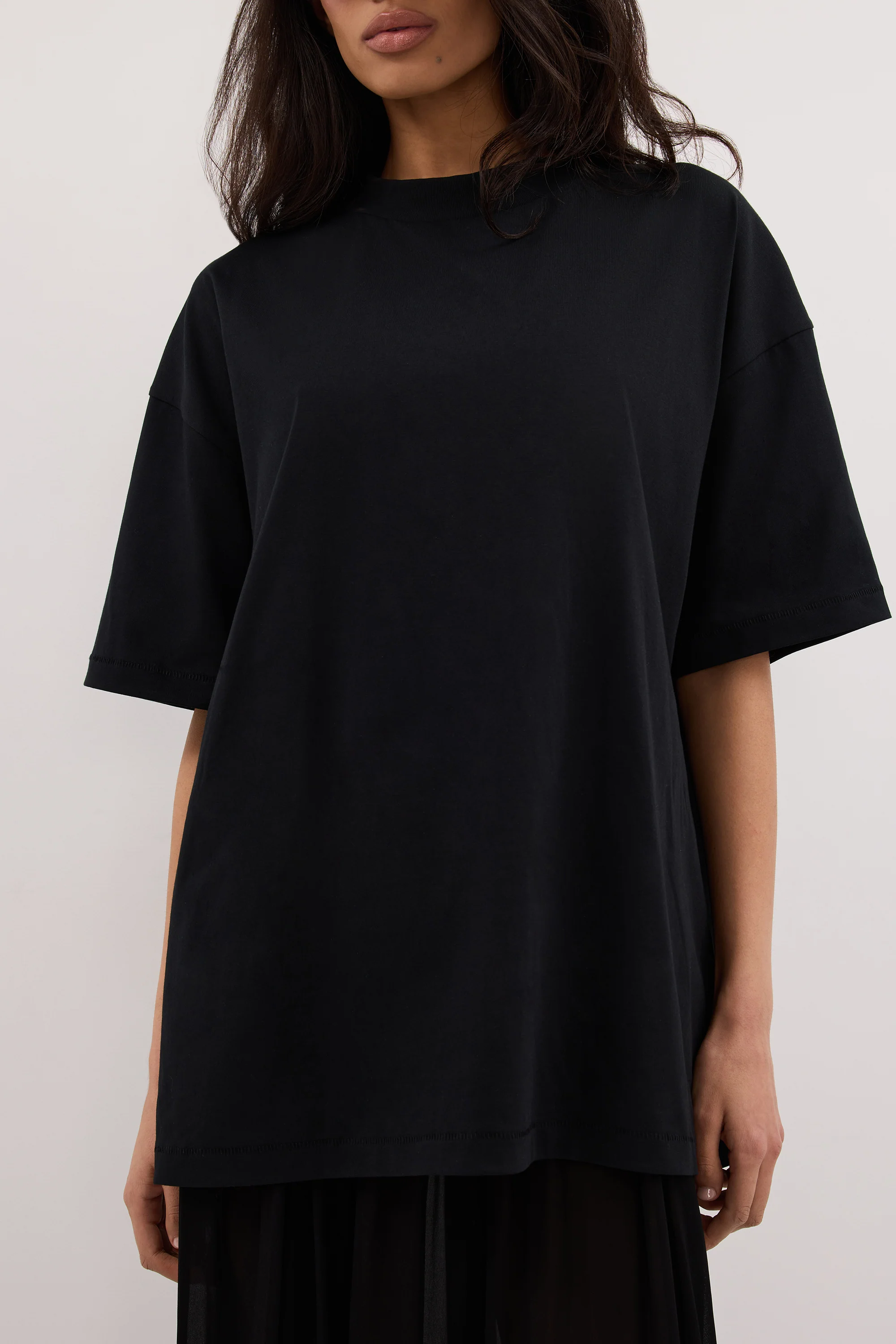 SLOANE BLACK COTTON LONGLINE TEE - Image 5