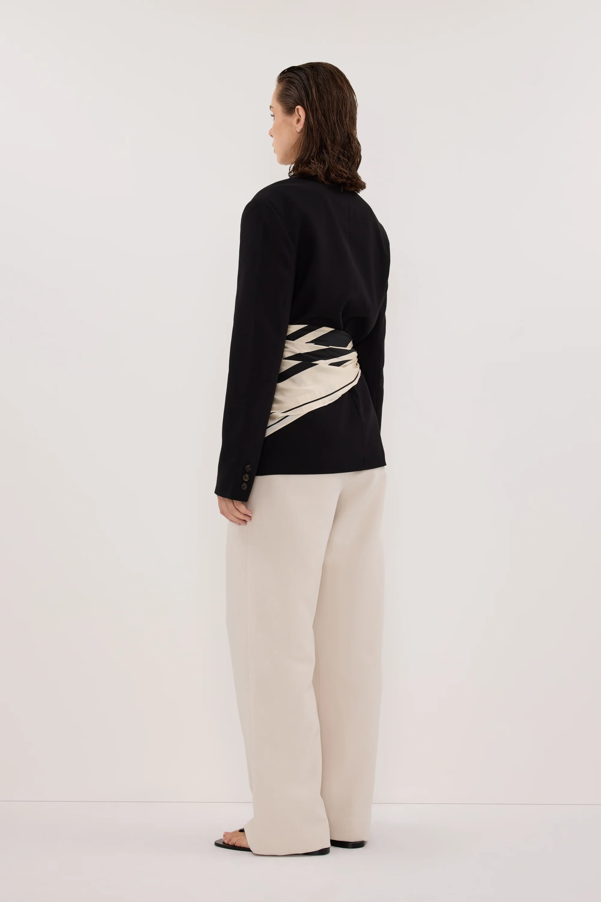 SURI BLACK CINCHED BLAZER - Image 4
