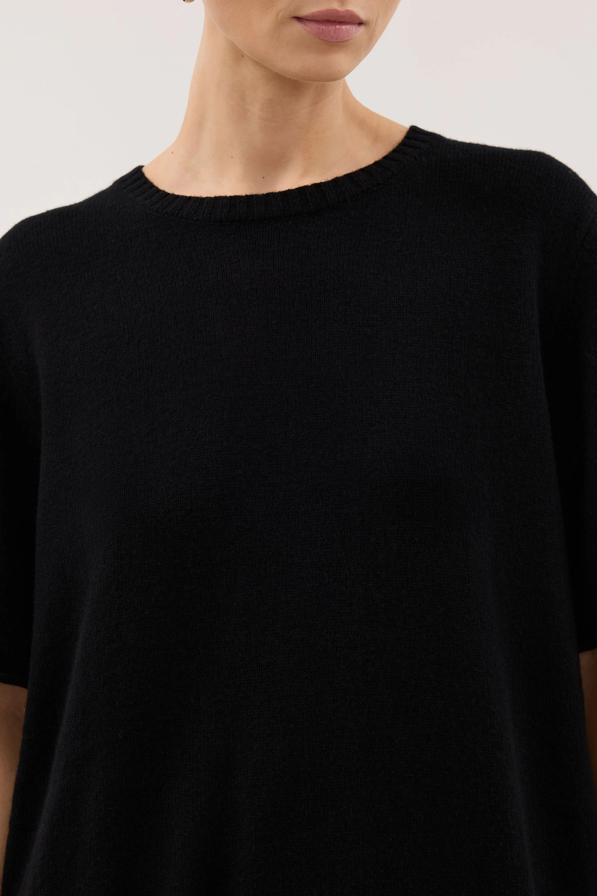 TESS BLACK LONGLINE KNIT TEE - Image 4