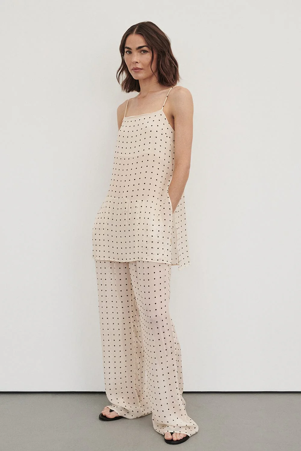 VANESSA SANDSTONE SLEEVELESS SPOT CAMI TOP